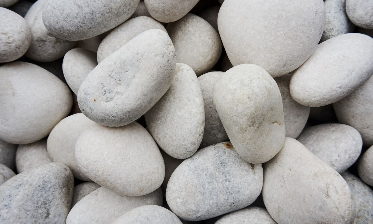 Cleaning White Pebbles: Fast Methods for Algae, Dirt, and Rust Stains